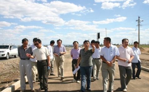 公司领导在新建的施工现场指导工作